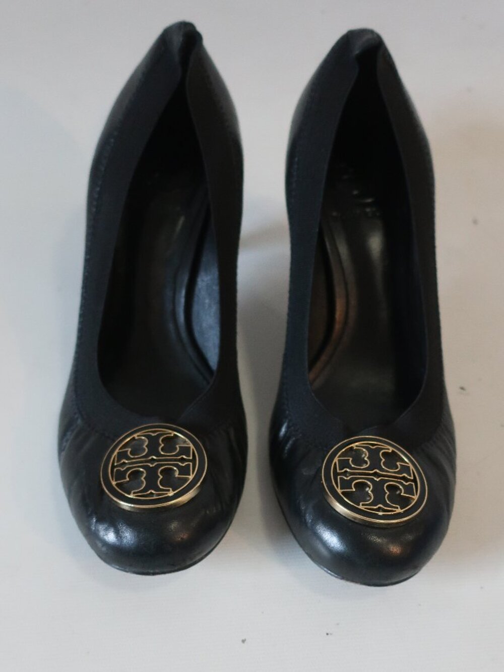Womens Tory Burch Caroline Black, Gold Leather Logo Pumps 6